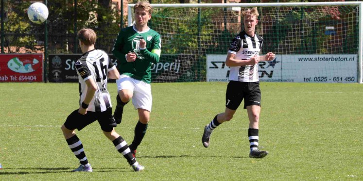 Foto: S.V. ’t Harde boekt cruciale zege in enerverende derby tegen Zwart Wit ’63