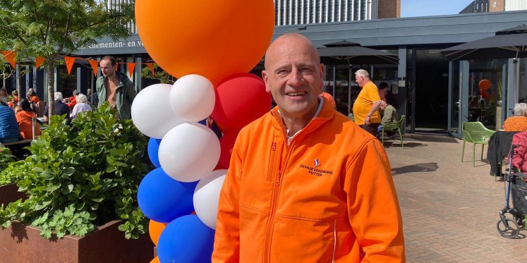 Foto: Deze oud-militair houdt Koningsdag in Putten strak georganiseerd