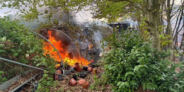 Foto: Buitenbrand woekert in Elspeet en slaat over op houtwal