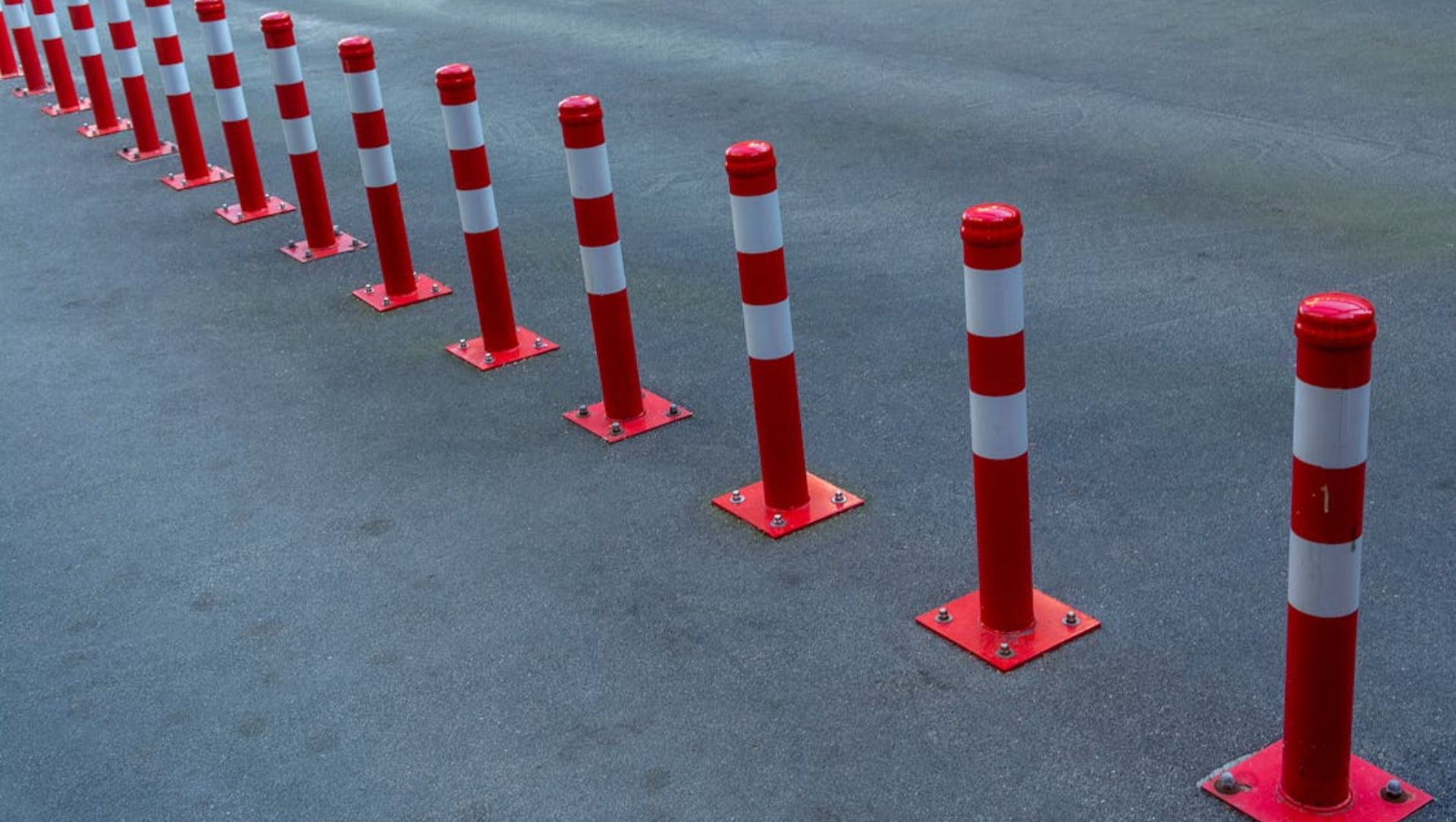 Foto: Binnenstad Harderwijk later dicht voor auto’s: paaltjes werken pas na de zomer