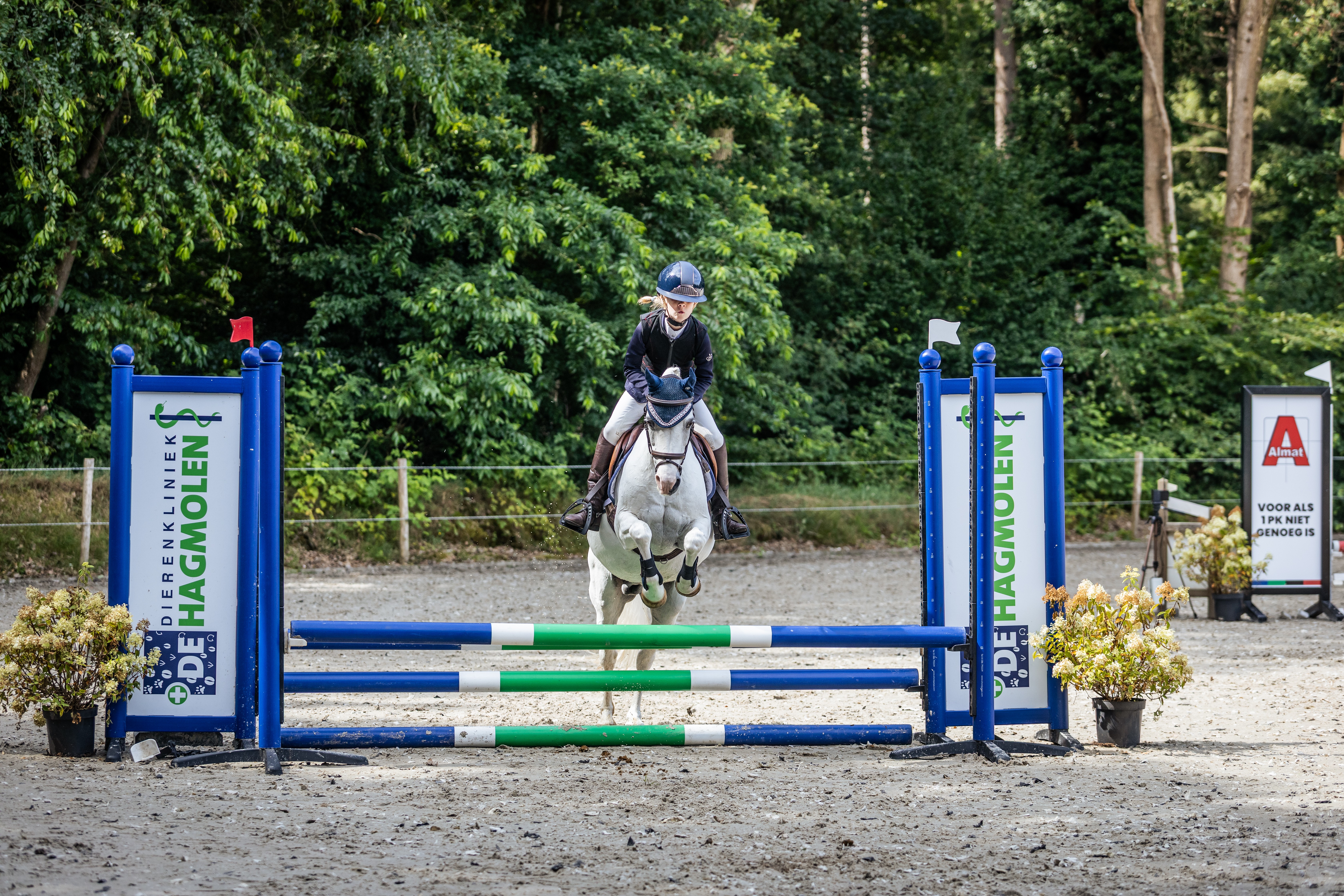Foto: Amazones van Ponyclub Klein Maar Dapper scoren in de springring