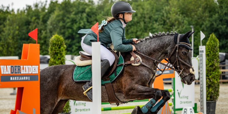 Foto: Amazones van Ponyclub Klein Maar Dapper scoren in de springring