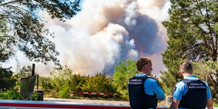 Foto: Waarom de natuurbrand op ’t Harde pas na vier dagen echt 'uit' was