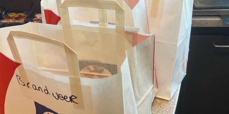 Foto: Spoedbroodjes voor hongerige brandweerlieden: 'Ze moesten nog wat binnenkrijgen'