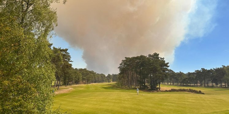 Foto: Golfbaan Nunspeet ontruimd door rook natuurbrand: 'Clubhuis zit nu vol'