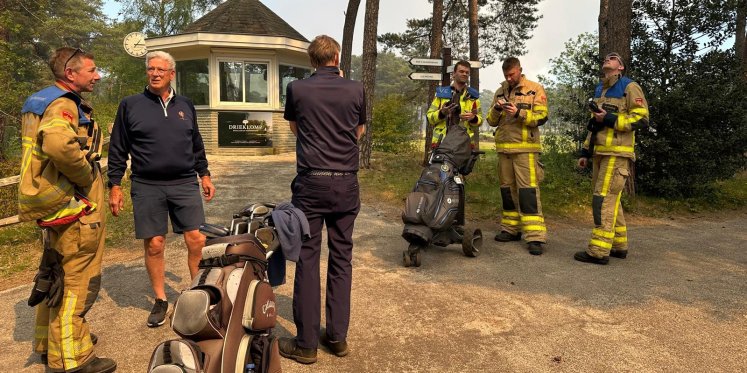 Foto: Golfbaan Nunspeet ontruimd door rook natuurbrand: 'Clubhuis zit nu vol'