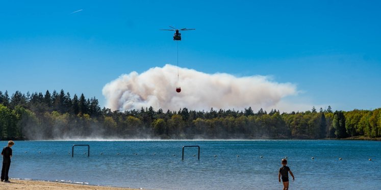 Foto: LIVE: Brand op Artillerie Schietkamp 'mogelijk binnen enkele uren onder controle'
