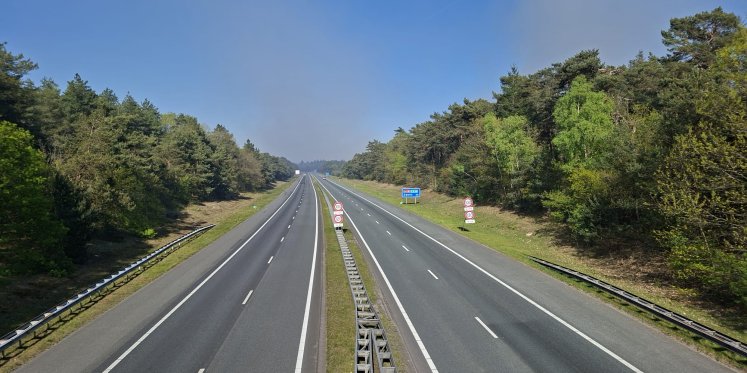 Foto: Nachtwerk op de A28: asfalt krijgt een opfrisbeurt