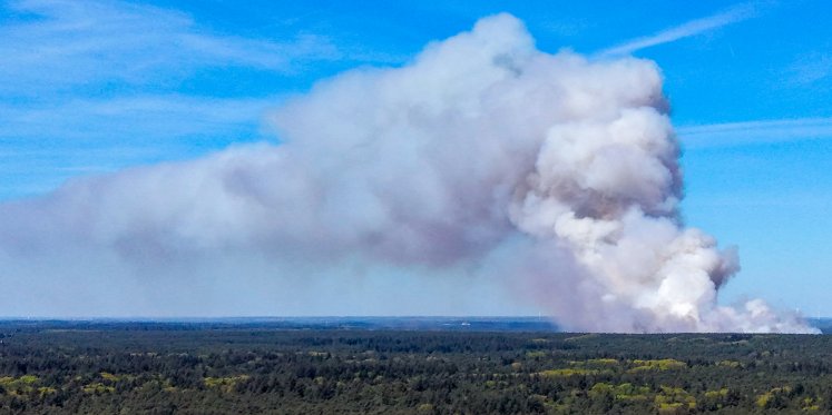 Foto: Grote natuurbrand op artillerieschietkamp 't Harde, meerdere korpsen ter plaatse