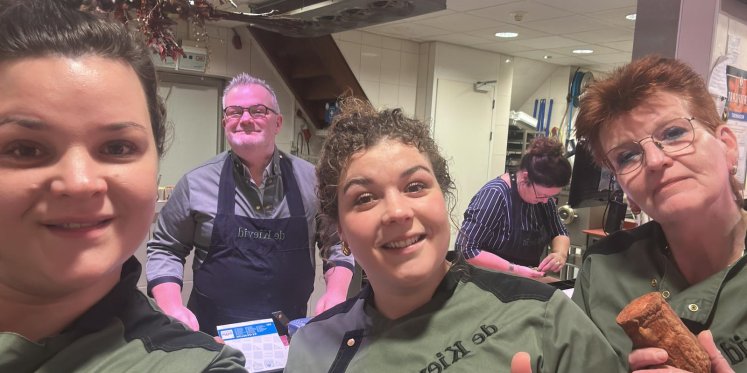 Foto: Spoedbroodjes voor hongerige brandweerlieden: 'Ze moesten nog wat binnenkrijgen'