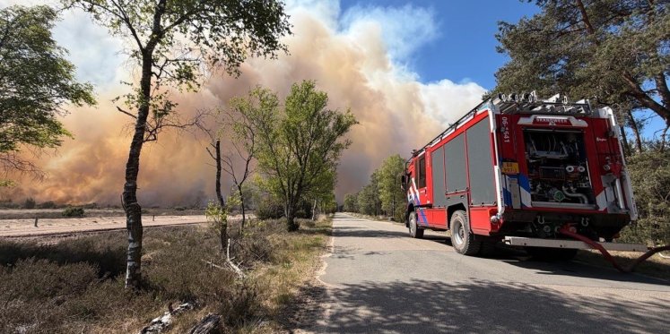 Foto: Grootste natuurbrand ooit voor commandant Jeroen van Geenen: 'Terwijl je er staat, slaat het alweer over'