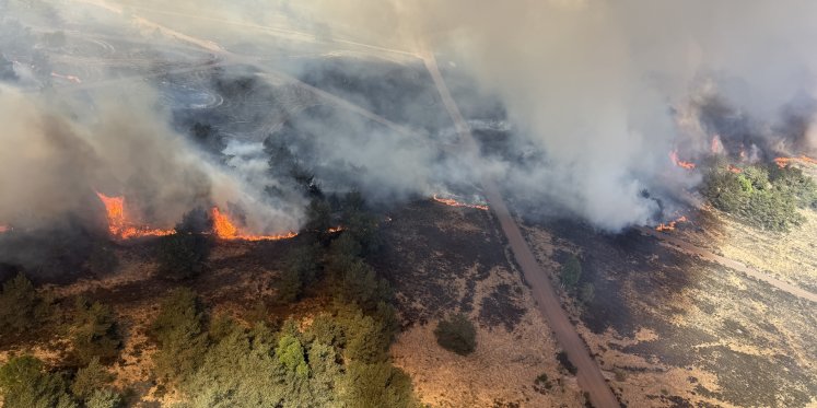 Foto: Bart vloog boven brand bij ’t Harde: ‘Je hoorde het vuur gewoon huilen’