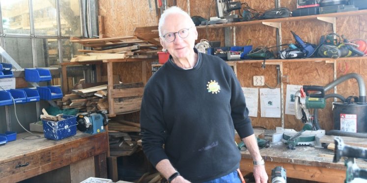 Foto: Frans Tempelman klust bij de Veensche Kas: 'Wat ik ervoor terugkrijg? Alleen maar liefde!'