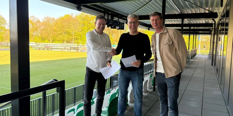 Foto: OWIOS en Padelclub Oldebroek tekenen intentieverklaring