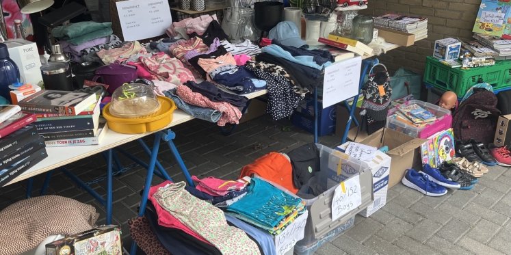 Foto: Ondanks dreigende wolken een geslaagde buurtrommelmarkt in Nunspeet Oost