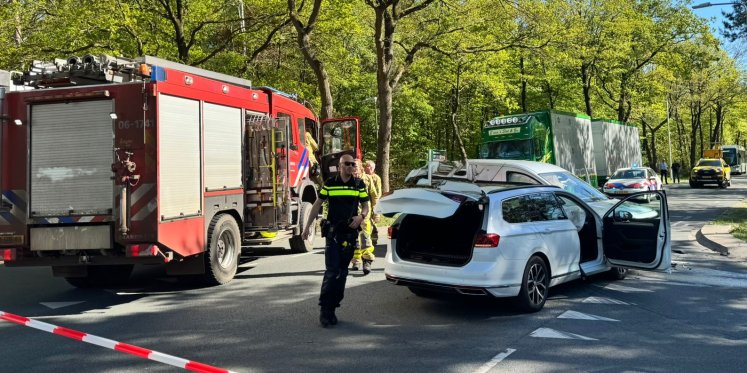 Foto: Aanrijding tussen twee auto’s op Uddelerweg in Elspeet