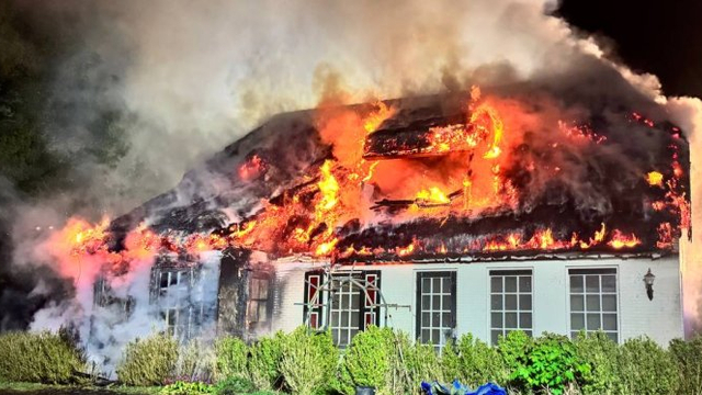 Foto: Uitslaande brand verwoest woning met rieten kap in Oldebroek