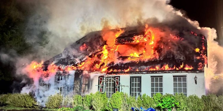 Foto: Uitslaande brand verwoest woning met rieten kap in Oldebroek