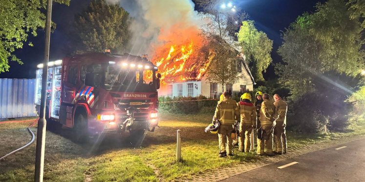 Foto: Uitslaande brand verwoest woning met rieten kap in Oldebroek