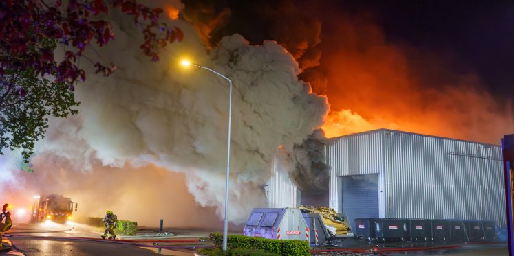 Foto: Update: Zeer grote brand bij dit bedrijf in Ermelo: verbrandingsresten in de omgeving