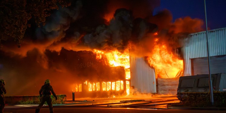 Foto: Update: Zeer grote brand bij dit bedrijf in Ermelo: verbrandingsresten in de omgeving