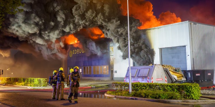 Foto: Update: Zeer grote brand bij dit bedrijf in Ermelo: verbrandingsresten in de omgeving
