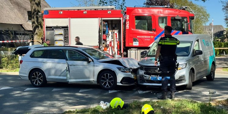 Foto: Aanrijding tussen twee auto’s op Uddelerweg in Elspeet