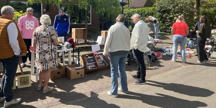 Foto: Ondanks dreigende wolken een geslaagde buurtrommelmarkt in Nunspeet Oost
