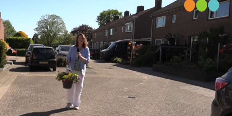 Foto: VIDEO: Bloemengroet zorgt voor verrassende glimlach in Hattemerbroek
