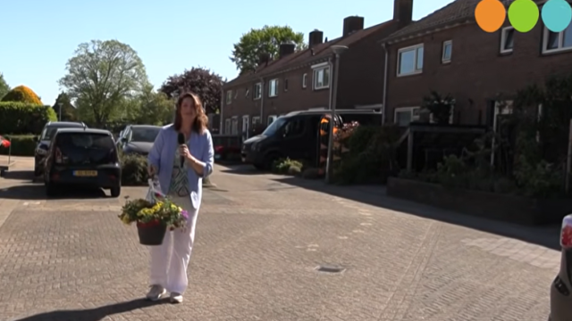 Foto: VIDEO: Bloemengroet zorgt voor verraste glimlach in Hattemerbroek