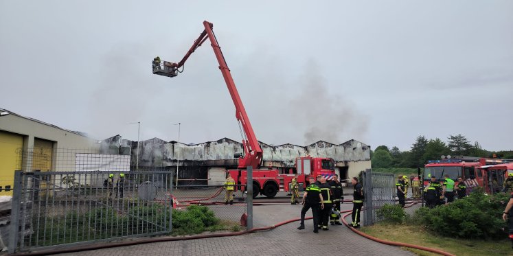 Foto: Opnieuw grote brand in Harderwijk, politie ontdekt fles spiritus