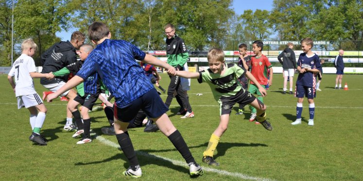 Foto: Stralende editie van de ING Voetbaldagen bij S.V. ’t Harde: twee dagen vol plezier, voetbal en verbondenheid