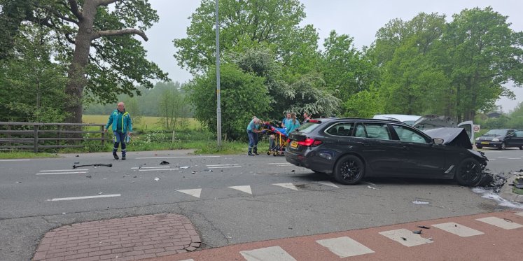 Foto: Frontale aanrijding met drie auto’s in Putten