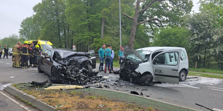 Foto: Frontale aanrijding met drie auto’s in Putten
