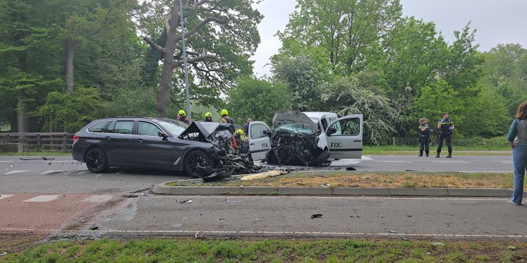 Foto: Frontale aanrijding met drie auto’s in Putten