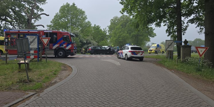 Foto: Frontale aanrijding met drie auto’s in Putten