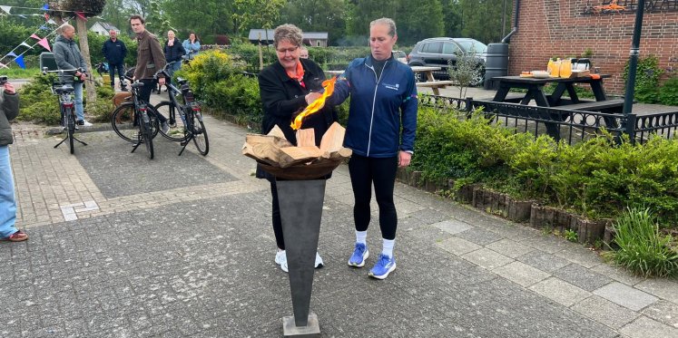 Foto: VIDEO: Bevrijdingsvuur feestelijk ontstoken in Hattemerbroek en Wezep