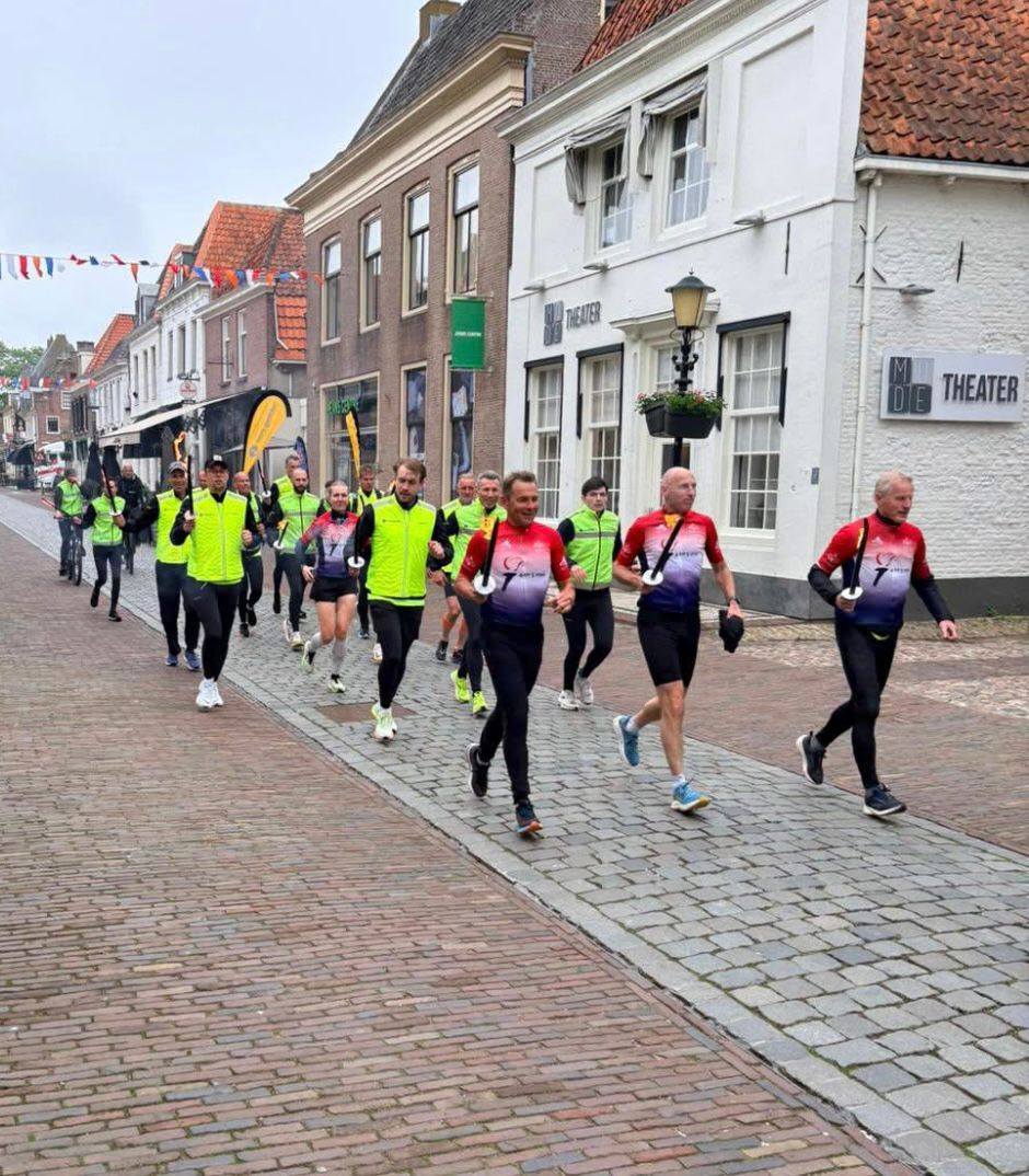 Foto: Bevrijdingsvuur onstoken op de Vischmarkt in Elburg