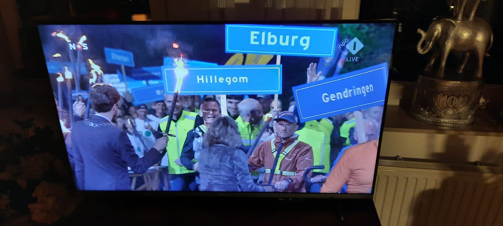Foto: Bevrijdingsvuur onstoken op de Vischmarkt in Elburg