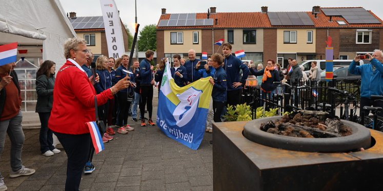 Foto: VIDEO: Bevrijdingsvuur feestelijk ontstoken in Hattemerbroek en Wezep