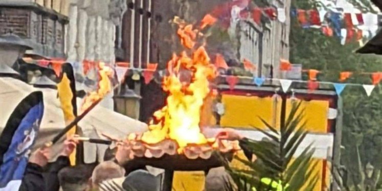 Foto: Bevrijdingsvuur onstoken op de Vischmarkt in Elburg