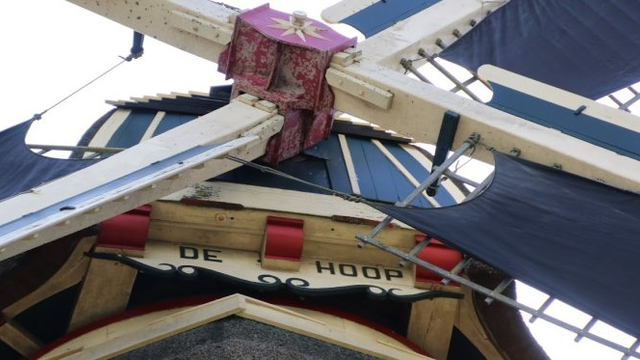 Foto: Nationale Molendag: Open dag met rondleidingen en muziek bij Molen De Hoop