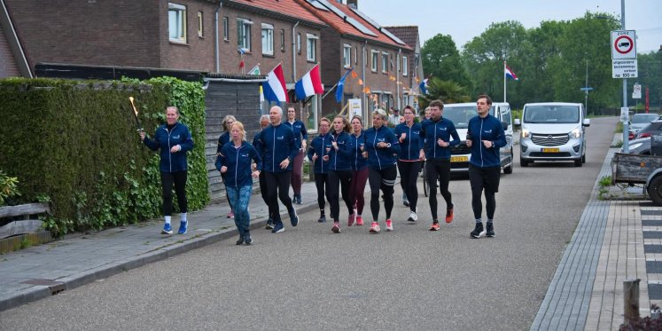 Foto: VIDEO: Bevrijdingsvuur feestelijk ontstoken in Hattemerbroek en Wezep