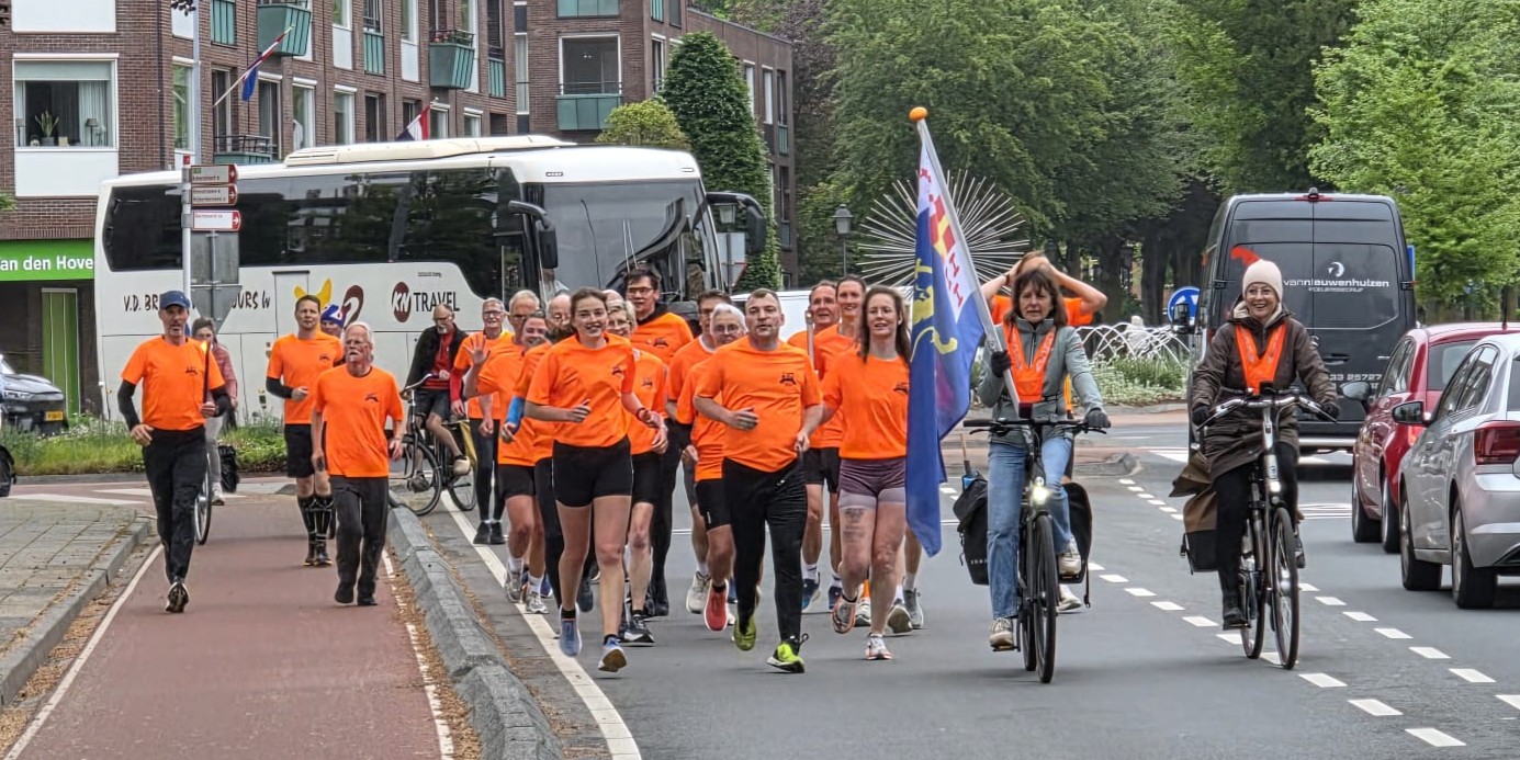 Foto: Bevrijdingsvuur komt aan in Nijkerk
