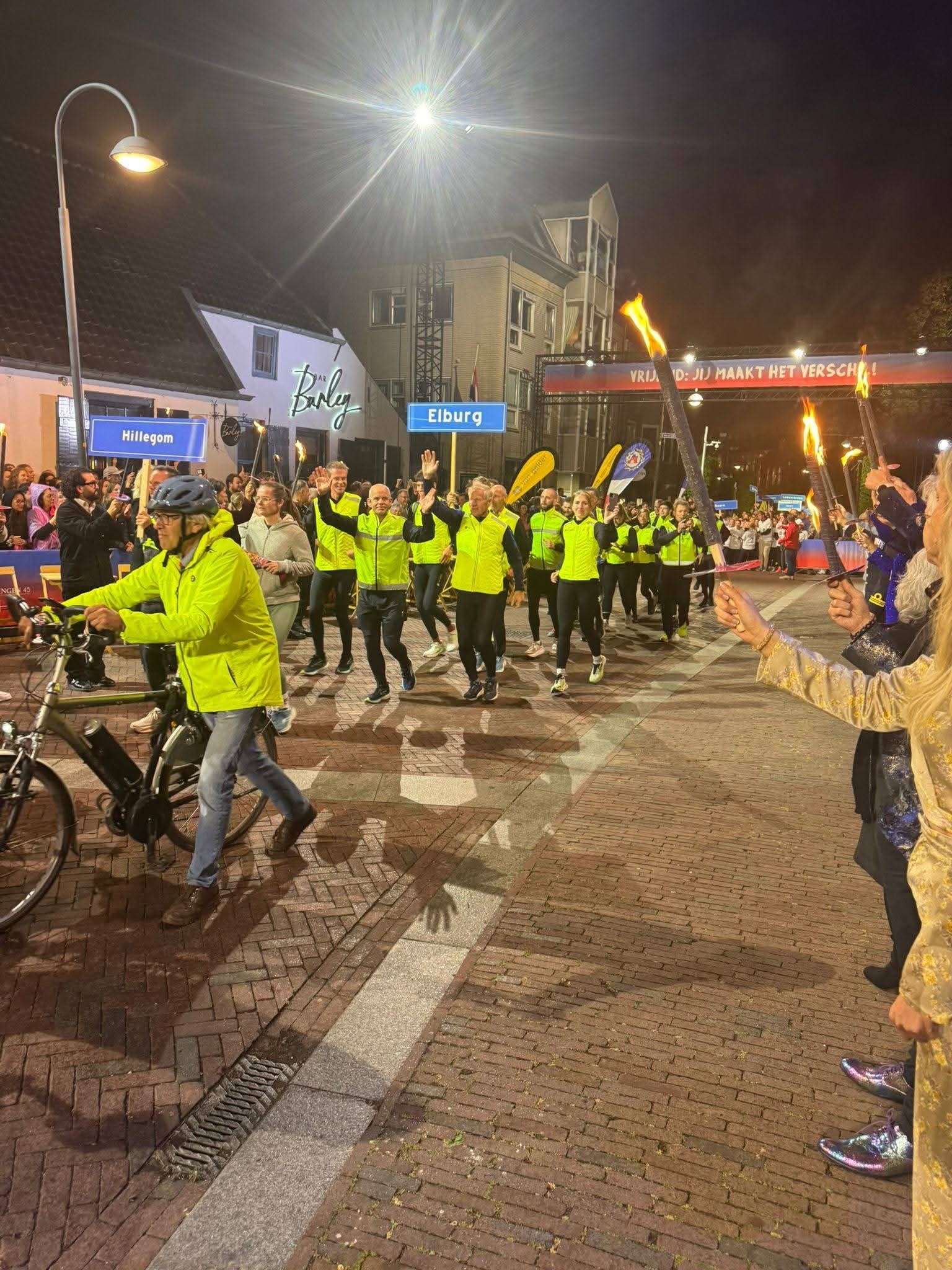Foto: Bevrijdingsvuur onstoken op de Vischmarkt in Elburg