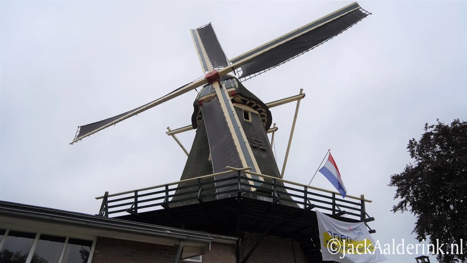 Foto: Nationale Molendag: Open dag met rondleidingen en muziek bij Molen De Hoop