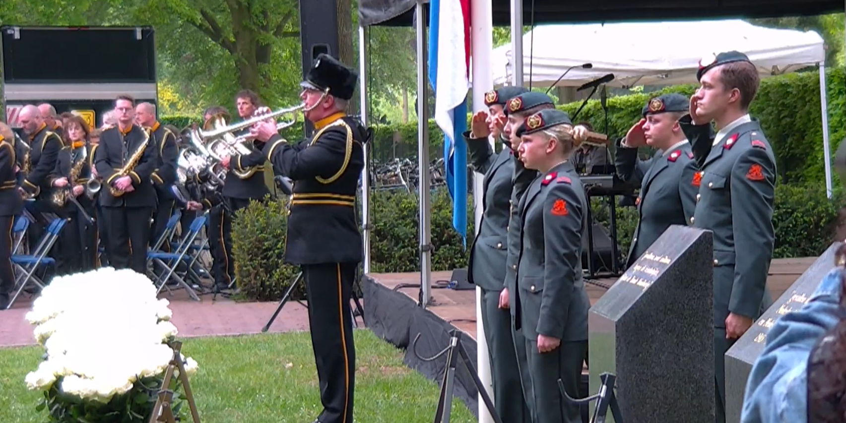 Dodenherdenking Barneveld terugkijken: indrukwekkende bijeenkomst op De Plantage
