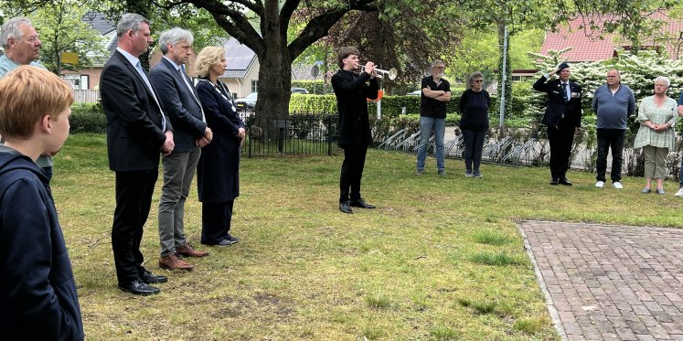 Foto: Samen stilstaan bij vrijheid, herinnering en hoop tijdens herdenkingen in Hulshorst