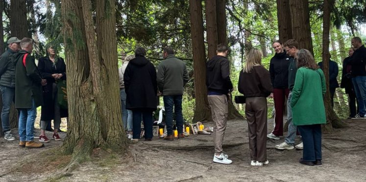 Foto: Samen stilstaan bij vrijheid, herinnering en hoop tijdens herdenkingen in Hulshorst