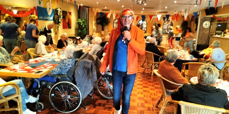 Foto: Vrijheidsmaaltijd in Dansschool Bruinewoud, stilstaan bij vrede